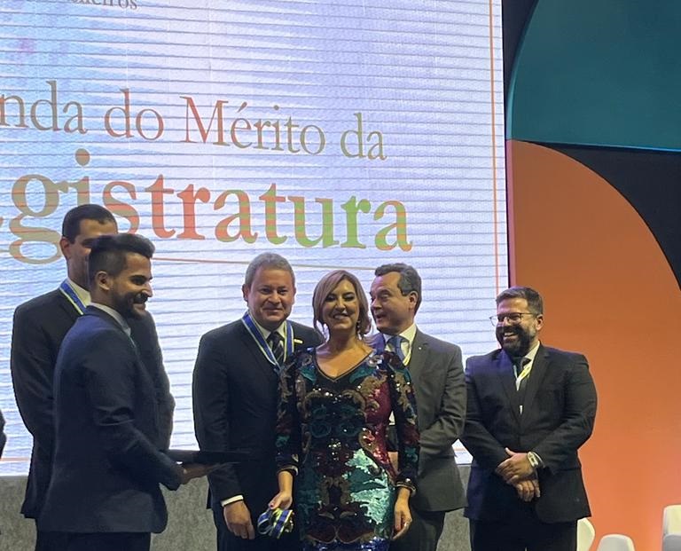 Presidente da CONAMP é homenageado pela AMB com a comenda Cruz do Mérito